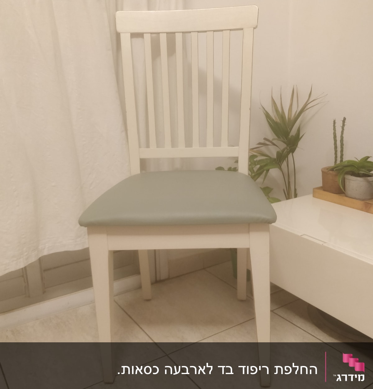 כיסא עץ עם ריפוד מושב אפור